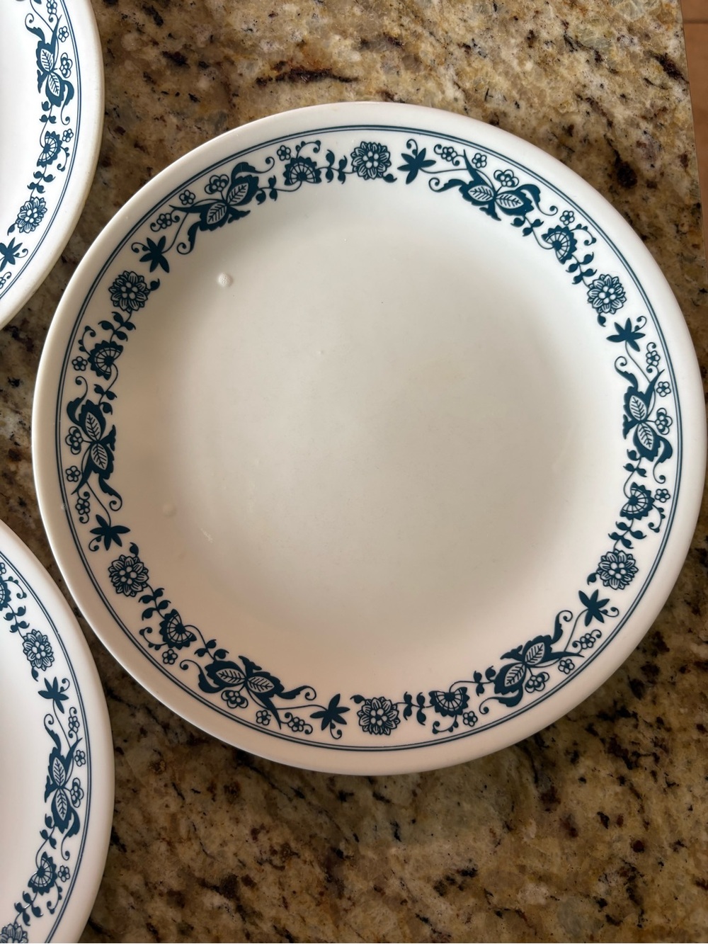 Vintage Corelle “Old Town Blue” 8.5” plates- Set of 5 - Picture 6 of 8